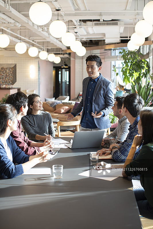 年轻大学生和老师在教室讨论课题图片素材