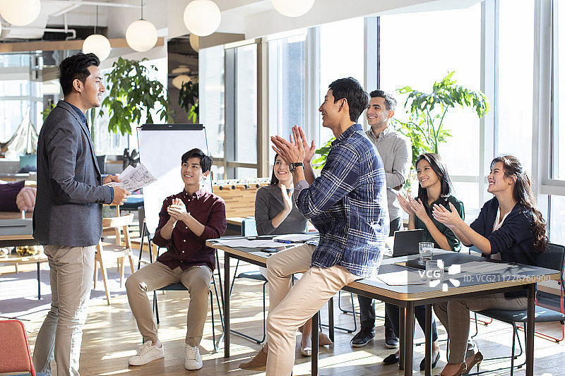 年轻大学生在教室讨论课题图片素材