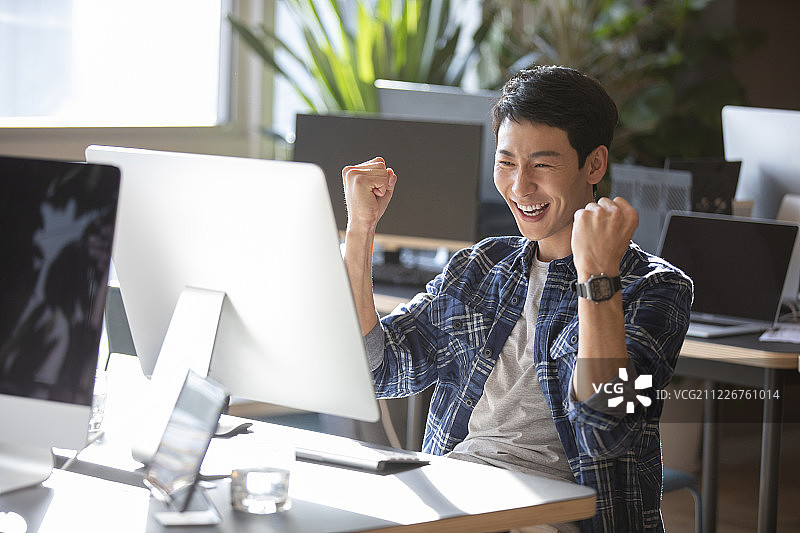 年轻大学生使用电脑图片素材