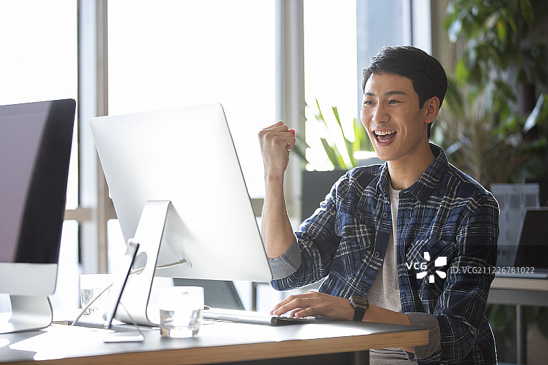 年轻大学生使用电脑图片素材