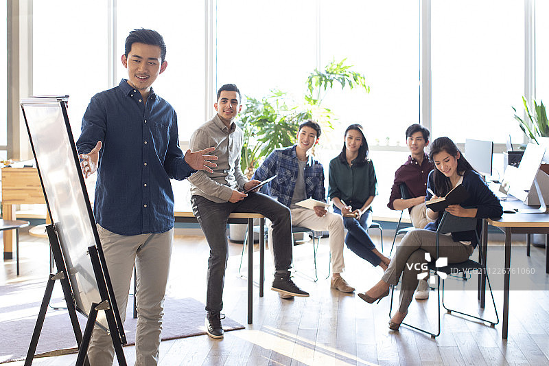 年轻大学生在教室讨论课题图片素材