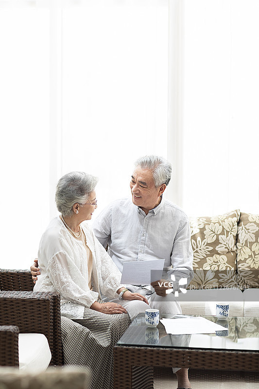 快乐的老年夫妇在家谈话图片素材