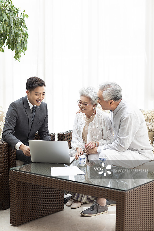 老年夫妇与理财顾问图片素材