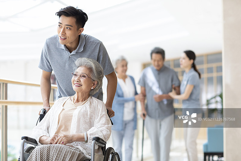 护工照顾老人图片素材