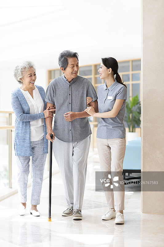 护工照顾老人图片素材