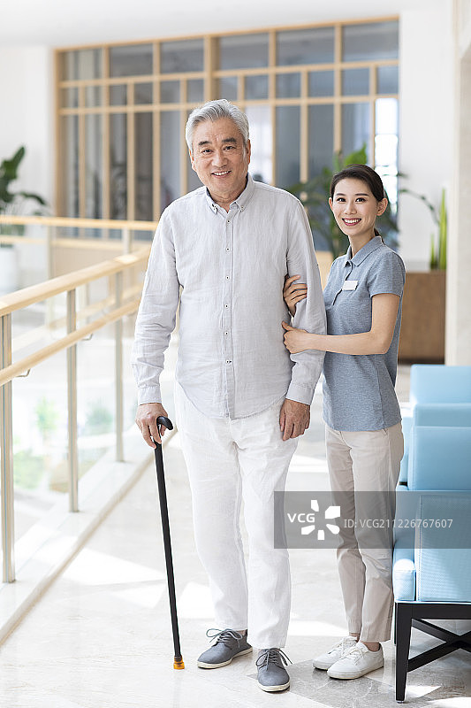 护工照顾老人图片素材