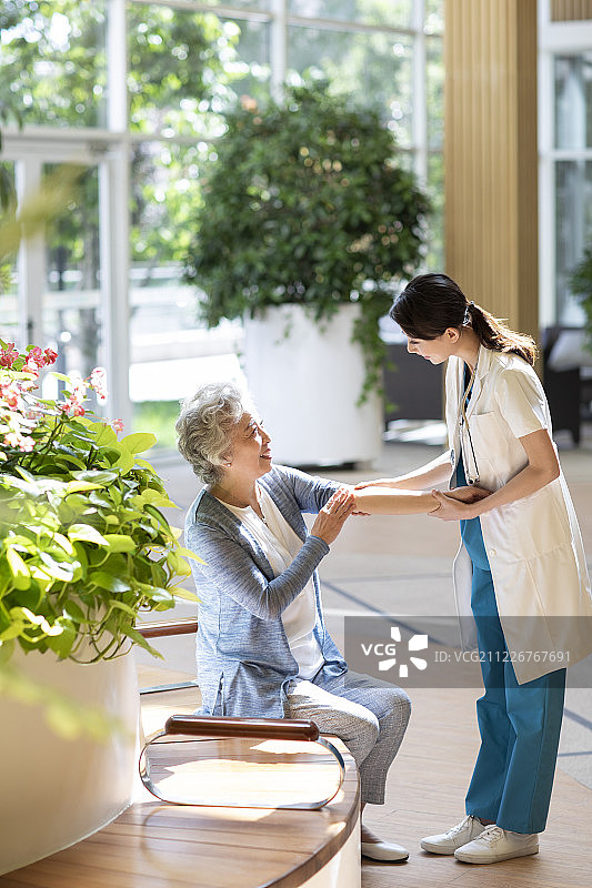 医生给老年人检查身体图片素材