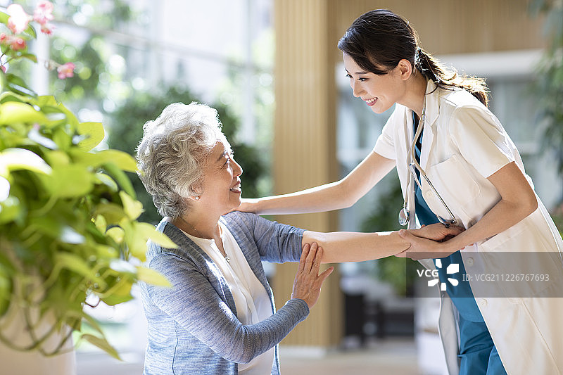 医生给老年人检查身体图片素材