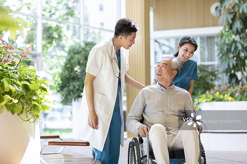 医生和老年男士谈话图片素材