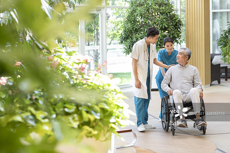 医生和老年男士谈话图片素材