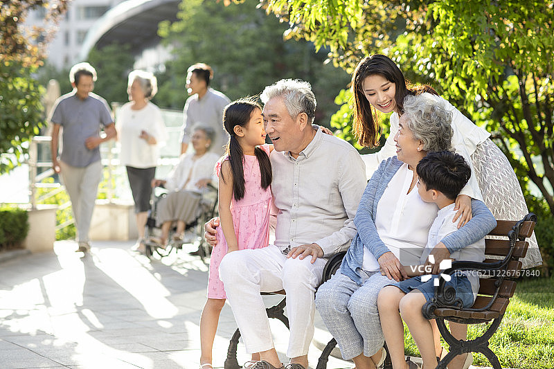 快乐家庭在养老院图片素材