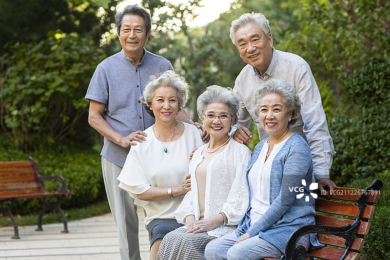 老年朋友在公园图片素材