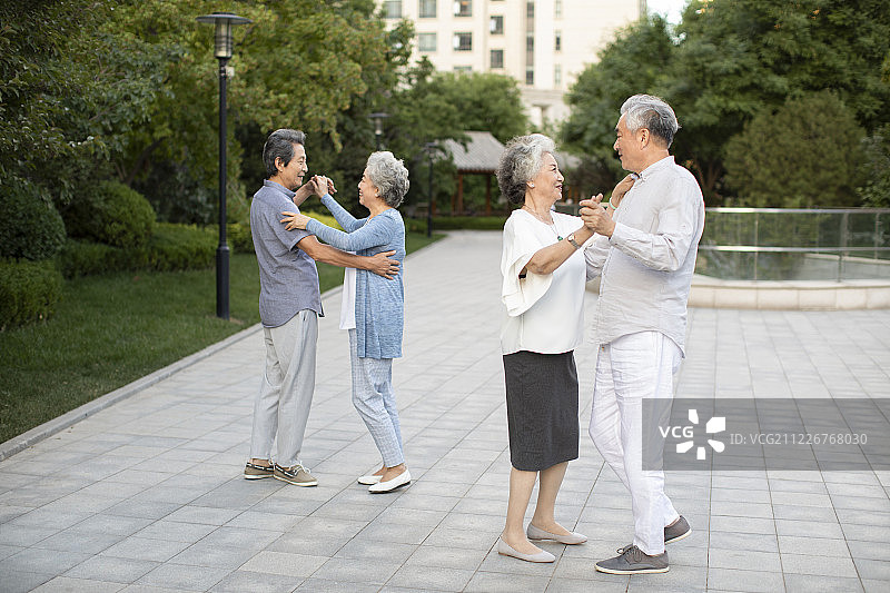 老年人在公园跳舞图片素材
