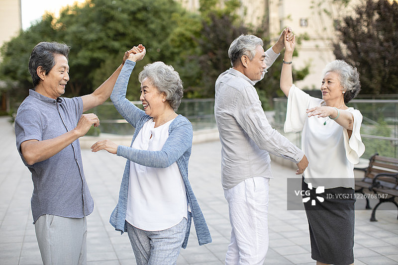 老年人在公园跳舞图片素材