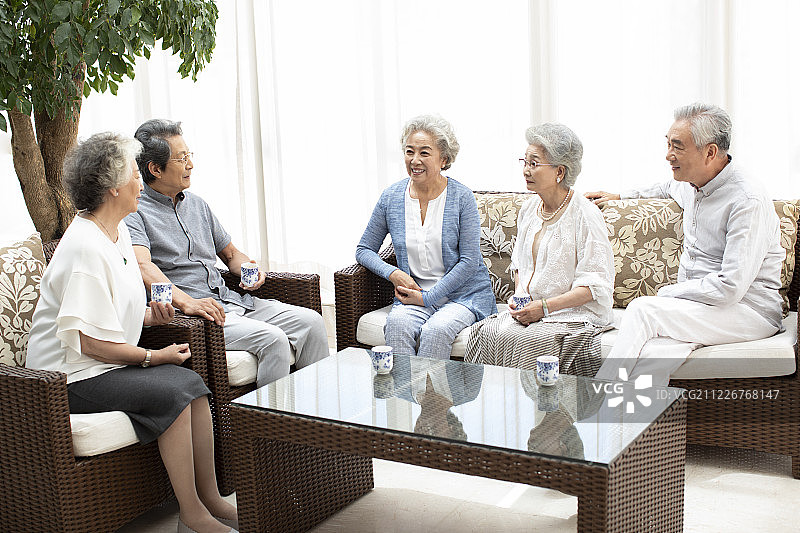 快乐的老年朋友喝茶聊天图片素材