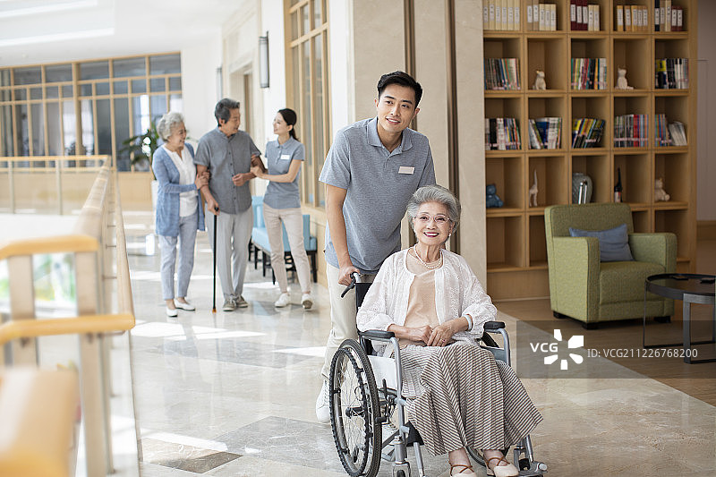 护工照顾老人图片素材
