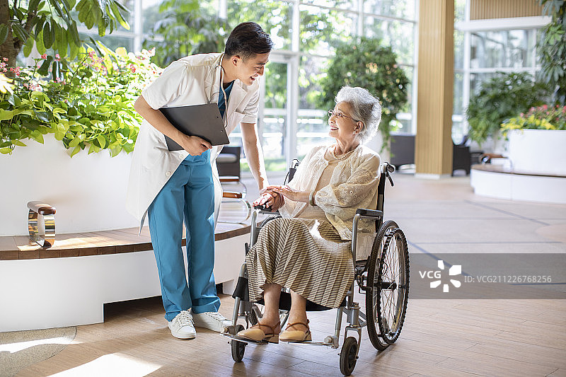 医生和老年女士谈话图片素材