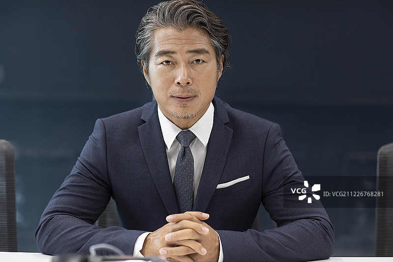 成功的商务男士在会议室图片素材
