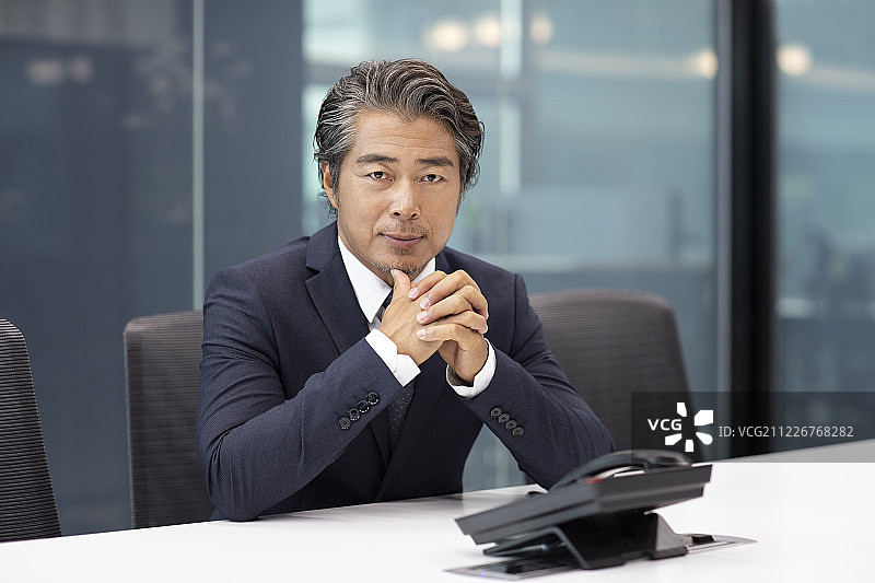 成功的商务男士在会议室图片素材