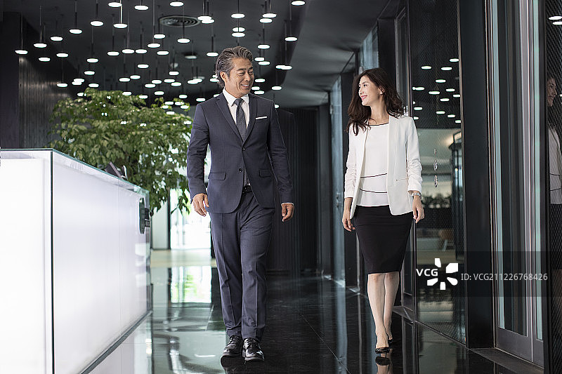 成功的商务人士在办公室谈话图片素材