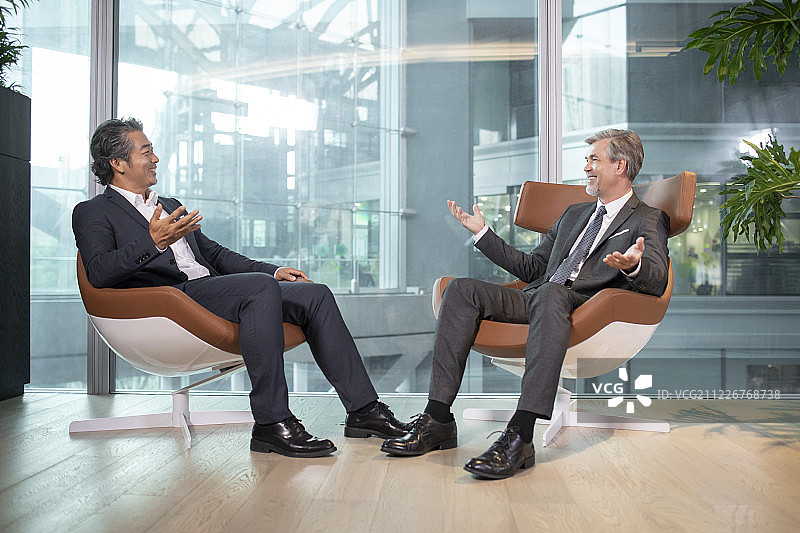 两名商务男士在办公室谈话图片素材
