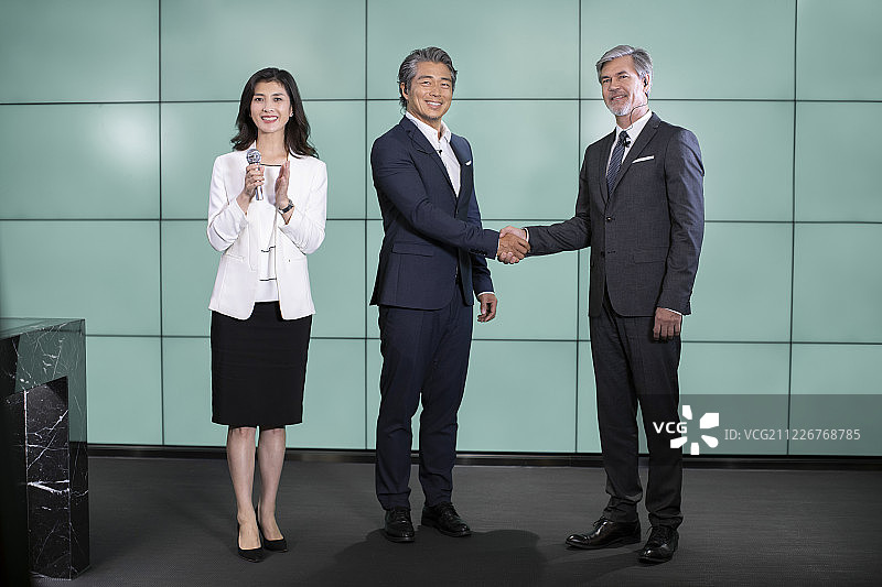 商务男士在台上握手图片素材