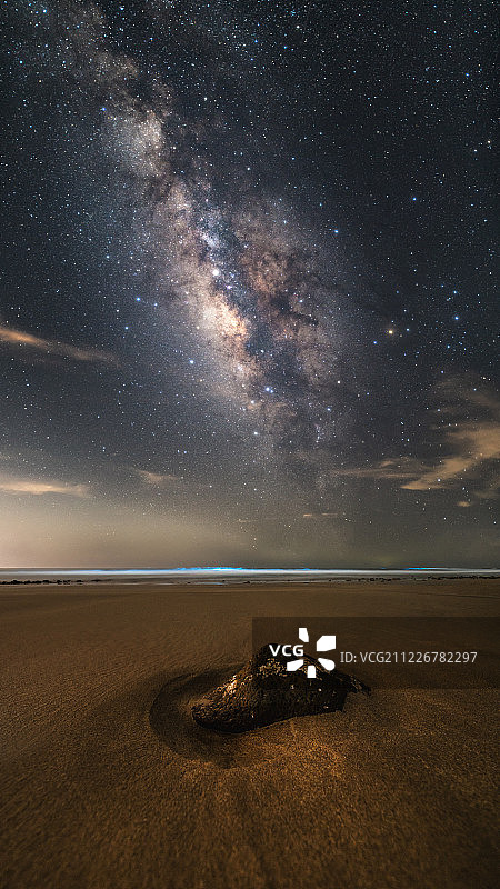 星空下的蓝眼泪荧光海奇观图片素材