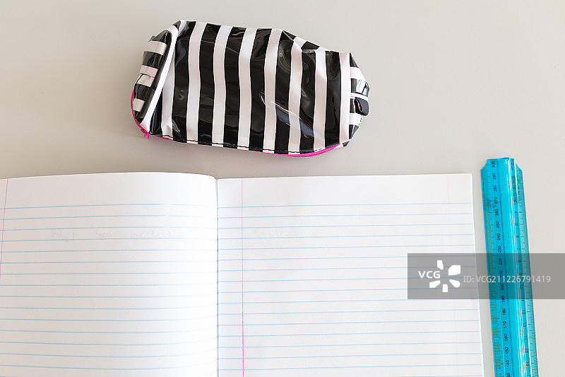 学校课桌上的笔记本、尺子和铅笔盒图片素材