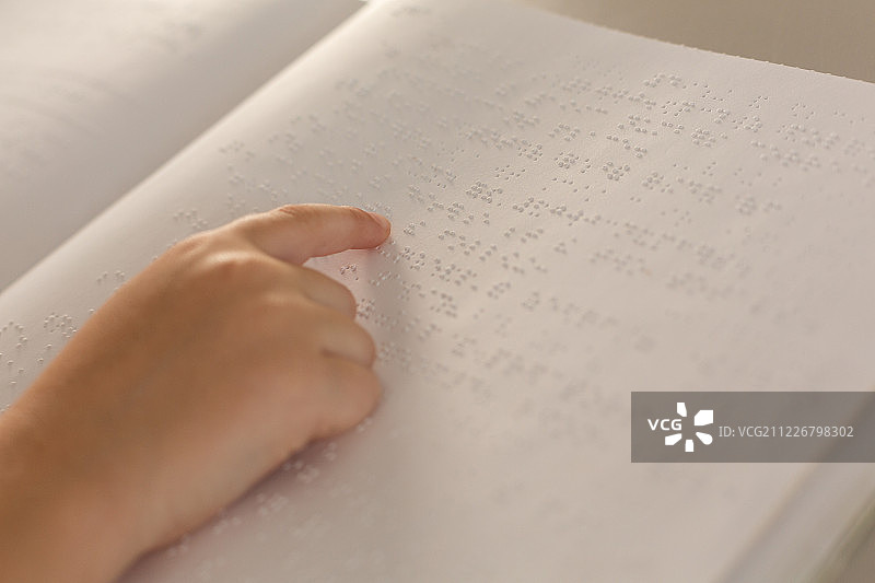 在教室里用手阅读盲文书的盲童图片素材