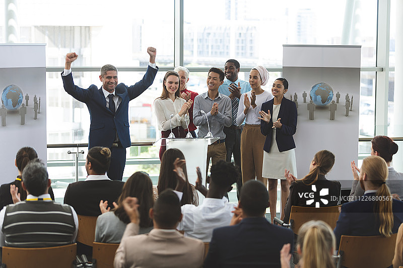 在商业研讨会上发言的商人图片素材