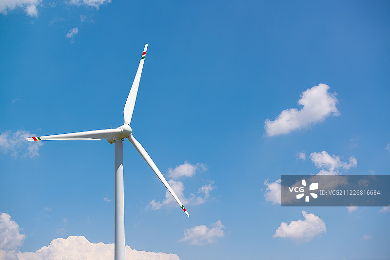 蓝天白云下背景的风力发电机图片素材