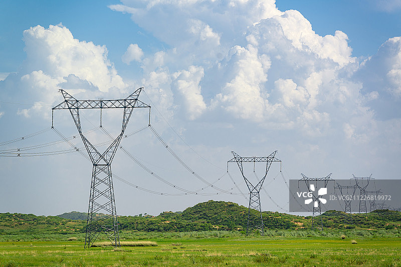 内蒙古草原上的输电塔图片素材