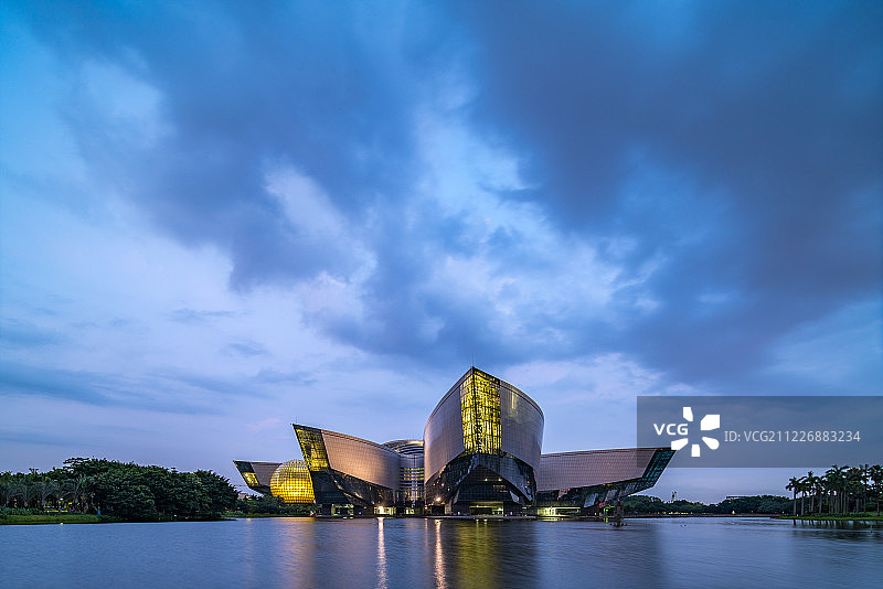 广东科学中心多云蓝调夜景图片素材