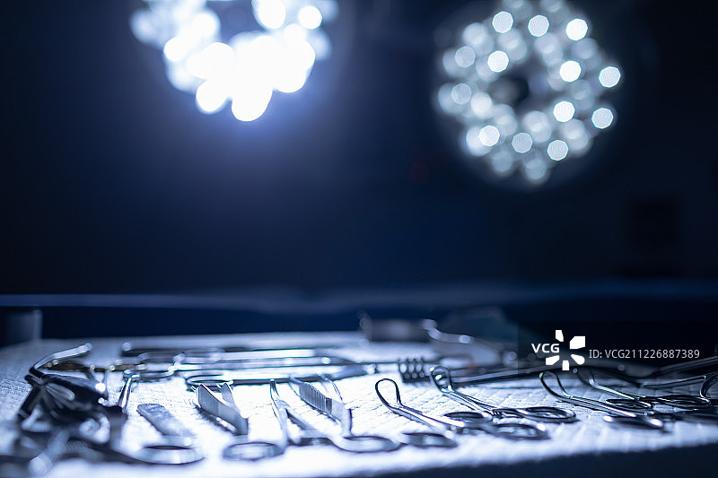 手术室桌子上的手术器械图片素材