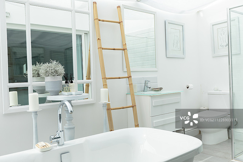 白色现代浴室图片素材