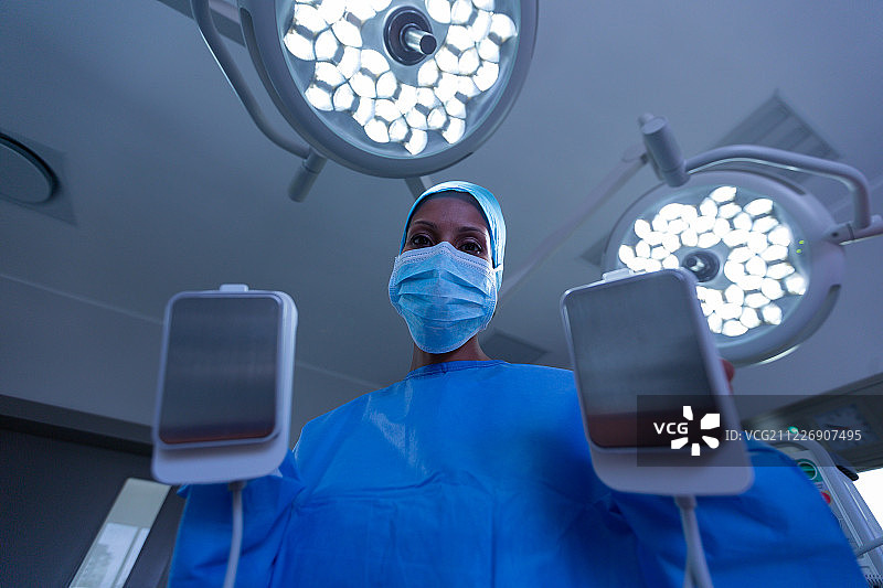 女外科医生在医院手术室使用除颤器图片素材