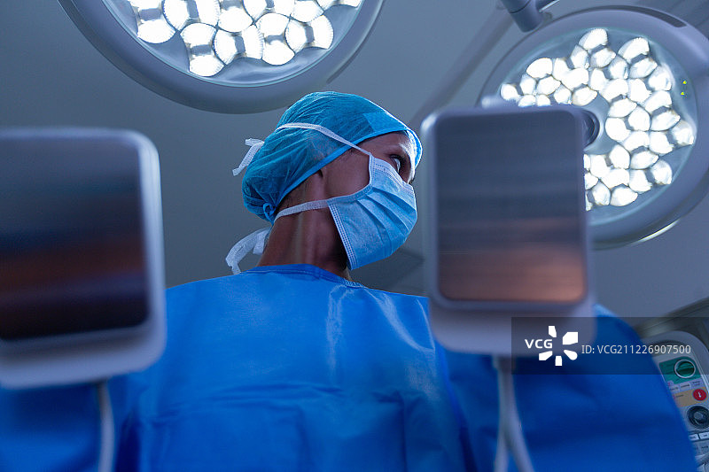 女外科医生在医院手术室使用除颤器图片素材