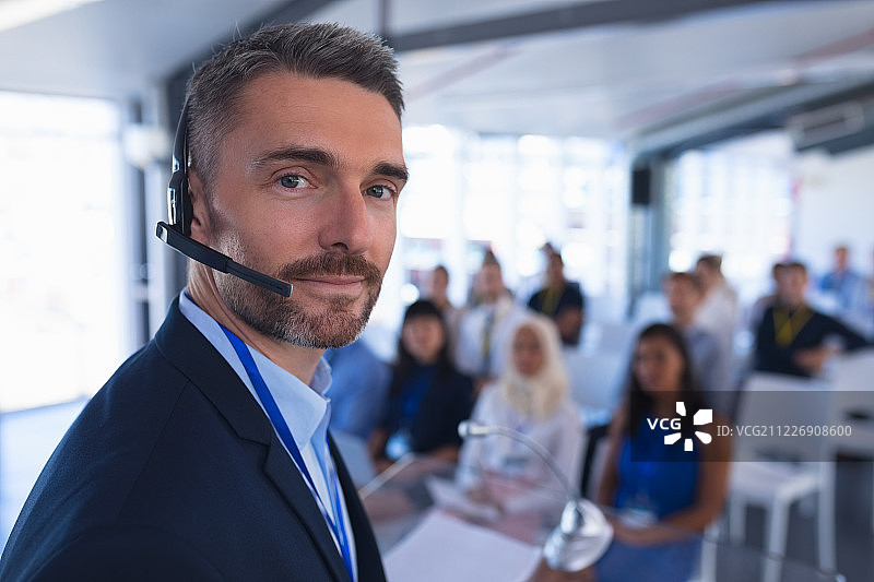 在商务研讨会上发言的男人图片素材