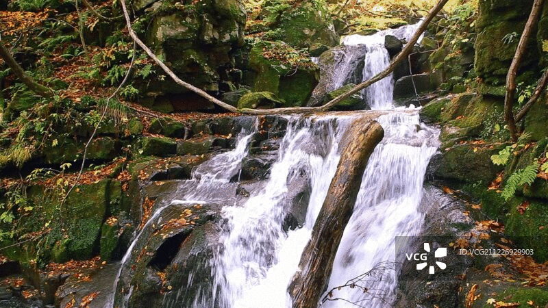 日本入濑溪的小瀑布图片素材