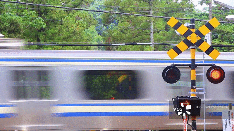 火车警示灯与行驶中的火车图片素材