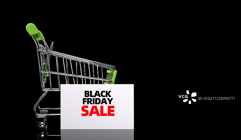 购物车及写着BLACK FRIDAY SALE的卡片,字带路图片素材