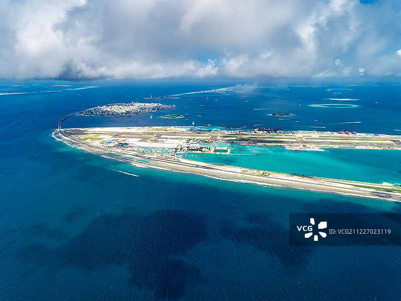 马尔代夫首都马累机场岛与中马友谊大桥全景航拍图片素材