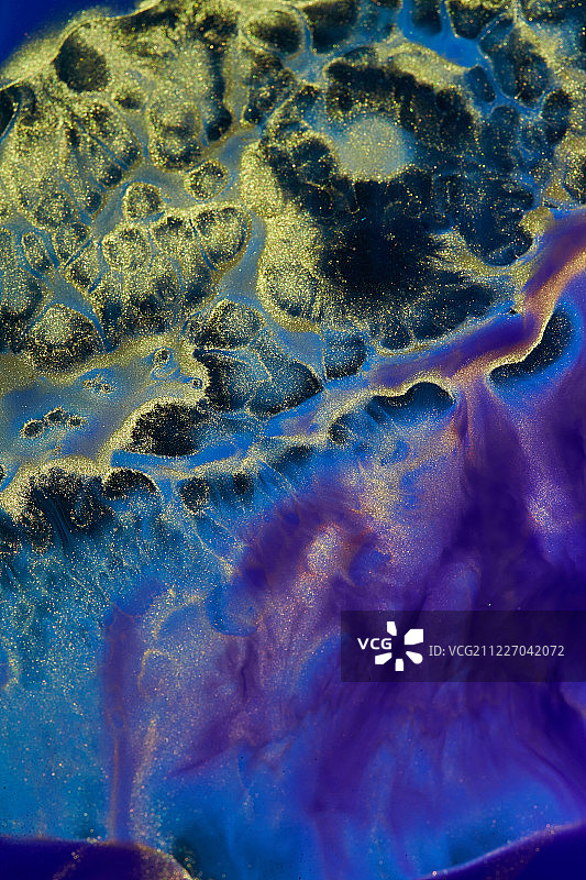 多彩的油彩在调色盘中混合图片素材