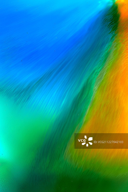 多彩的油彩在调色盘中混合图片素材