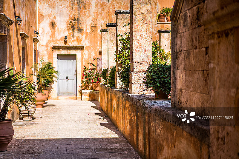 希腊克里特岛阿克罗蒂里半岛的圣三一修道院风光图片素材