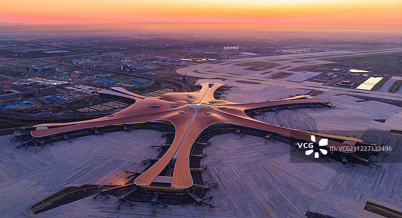 航拍竣工后北京大兴国际机场的第一个日出图片素材