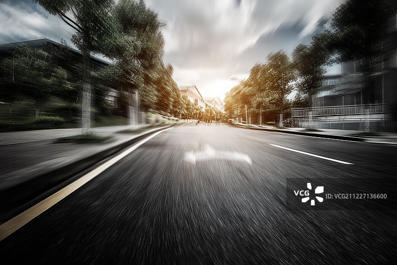 充满速度感的校园沥青道路图片素材