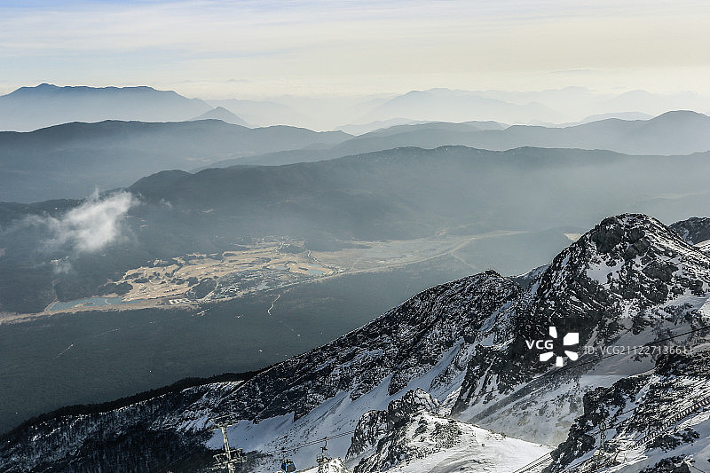俯视玉龙雪山和远处的连绵群山图片素材