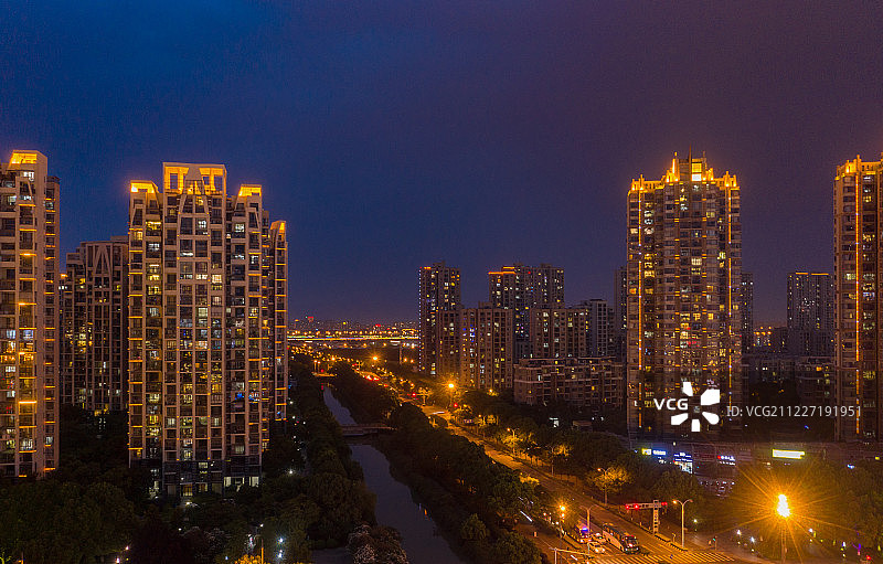 航拍现代城市居住区房屋建筑与道路夜景图片素材