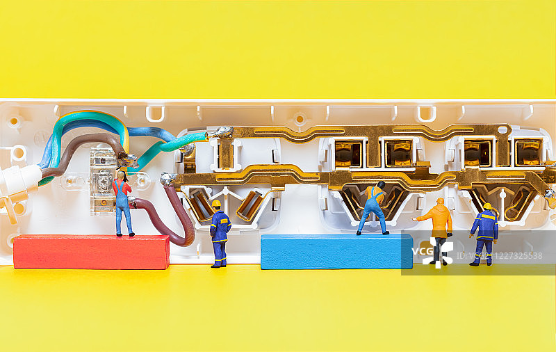 电工在修理插线板改装电路安全用电图片素材